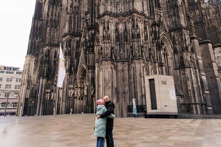 Private Vacation Photoshoot with Photographer in Cologne