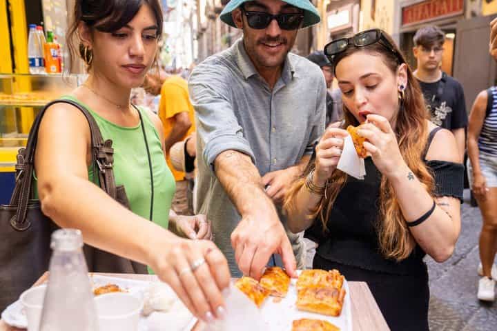 סיור פיצה ושתייה בנאפולי: פרוסה מנאפולי עם Eating Europe
