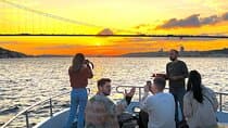 Sunset or Daytime Istanbul Guided Luxury Yacht Cruise with Snacks