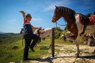 טיול רכיבה על סוסים בהרי פיניקיה וג’ויכטס בכרתים עם ארוחת צהריים.