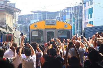 סיור חצי יום בשוק רכבת ובשוק צף בתאילנד