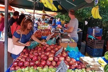 סיור אוכל יווני מסורתי בקבוצות קטנות ברחבי אתונה עם טעימות