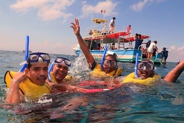 שנורקלינג בשונית האלמוגים של קוזומל בסירה עם רצפה מזכוכית עם מדריך