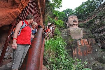 טיול טעים של הבודהה הענק של Leshan ואוכל מקומי