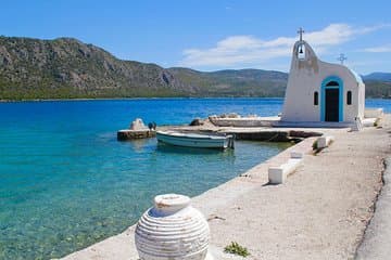 חקור את לוטרקי ואת אגם Vouliagmeni: טבע והרפיה