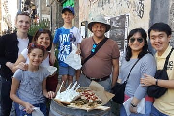סיור אוכל רחוב אותנטי בנאפולי עם מדריך מקומי מומחה