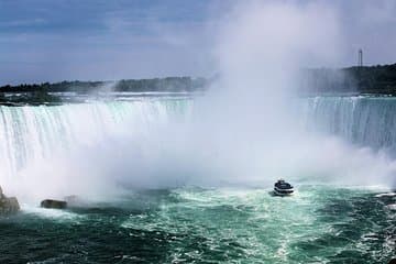 סיור נוף פרטי מותאם אישית בס Niagara Falls, קנדה מהרשבון, ניו יורק