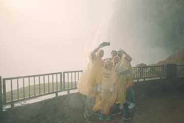 הכי טוב ממפלי ניאגרה קנדה, סיור קבוצתי קטן בסירה ומאחורי המפלים.