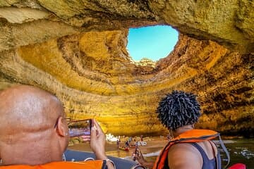 טיול פרטי מקומפורטה לאלגרבה עם טיול סירה למערות בן גיל