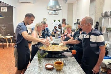 שיעור לבישול פאייה וולנסיאנית, טאפאס וביקור בשוק רוזאפה.