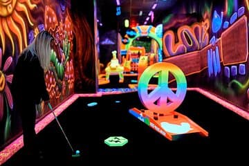 כרטיס ל – Mall of America Rock of Ages Blacklight Mini Golf