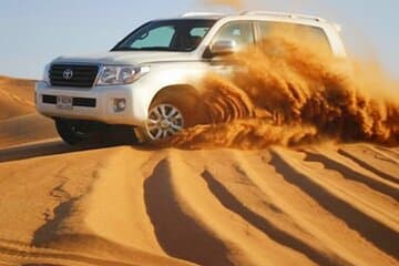 ספארי מדבר בבוקר בדובאי ברכב 4x4, כולל גלישת חול ורכיבת גמלים.