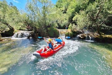 הרפתקת קיאקים על נהר מראזניצה סמוך לאגמי פליטוויצה