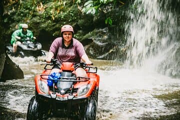 קובר באלי ATV דרך מפלים ומנהרה ארוכה
