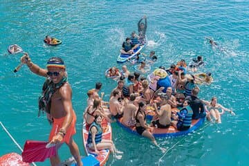 שנורקלינג בשונית אלמוגים וחגיגת בר צף מנחה טראנג.