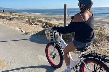 סיירת החוף בלוס אנג’לס באופניים חשמליים ממרכז חוף רדונדו.