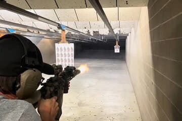 קליעים וברביקיו במרכז הירי הפנימי במחוז סנט לואיס.