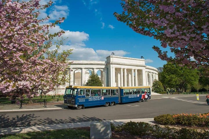 סיור עגלת 'הופ און הופ אופ' בבית הקברות הלאומי ארלינגטון