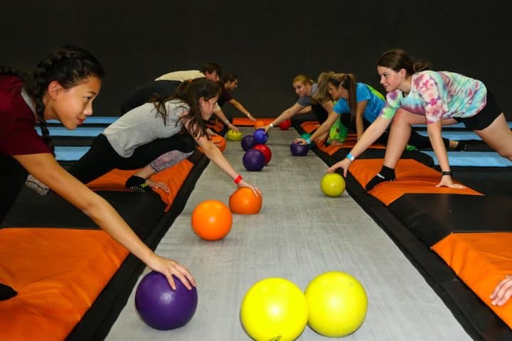 טופג'אמפ טרמפולינה ואירועי אקסטרים - 90 דקות של כיף בלתי מוגבל