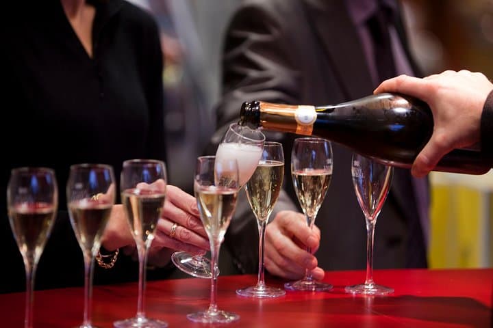 טעימת יין מבעבעה של שעתיים וביקור בבון