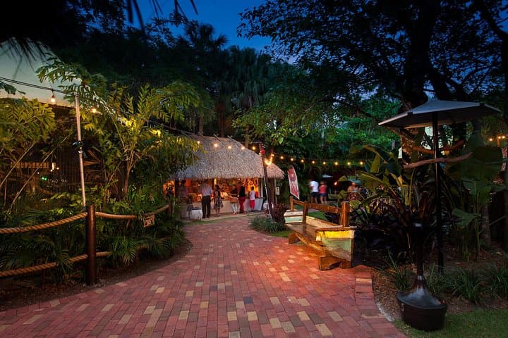 אכול כפי יכולתך ארוחת ערב ברביקיו והצגה באי הטרופי עם שייט תיירותי