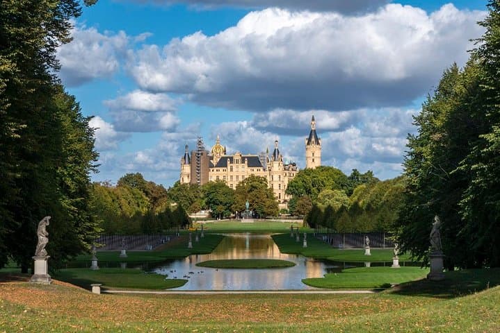 סיור רגלי במוזיאון טירת שוורין.