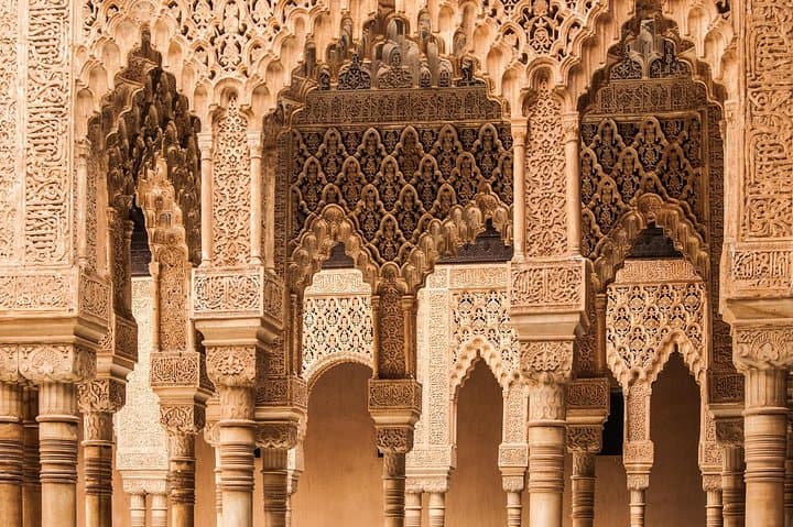 אלהמברה וגני הגנרליף סיור פרימיום עם דלג תור כולל פאלאסים נוצריים