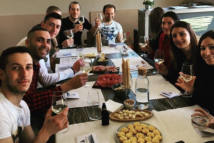 אבלאוניו קסצ'ינה פיקלקוגה - ביקור בכרמים, למרתף טעימת היין.