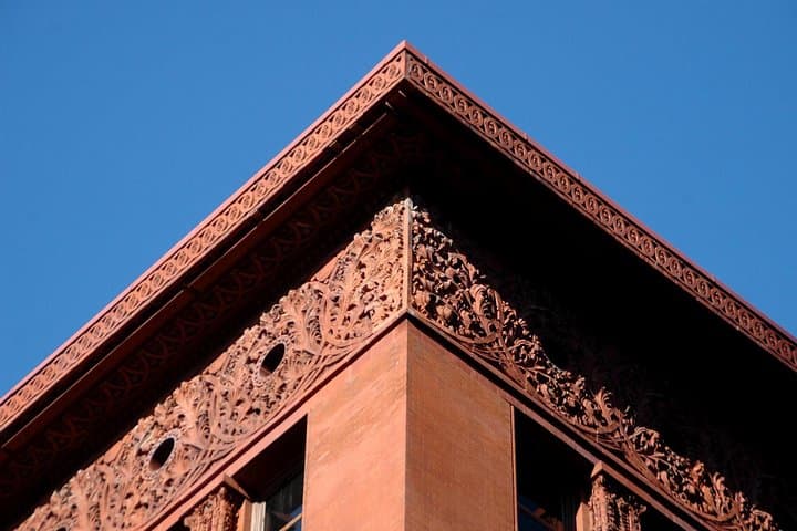 סיור הליכה באתרים במרכז העיר מזרח.