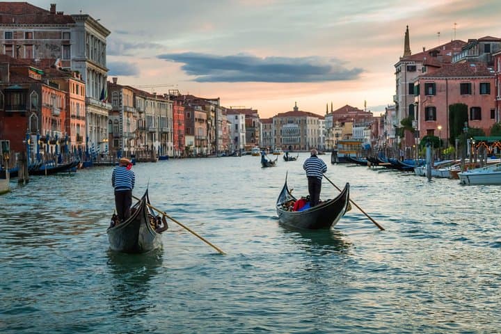 Romantic Venice: 30 Minute Gondola Ride with Serenade