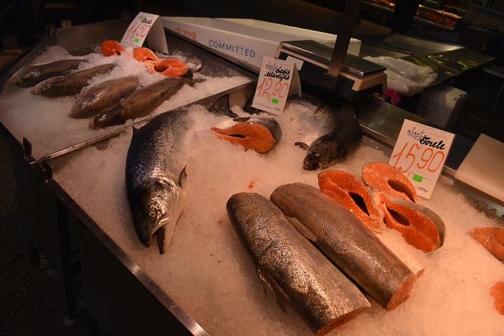 סיור טעימות אוכל לטבי בשוק המרכזי של ריגה