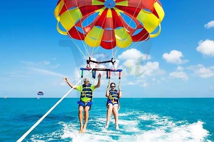 קטמרן לאי אוסר עם פאראסיילינג, רכב צינור ואוכל