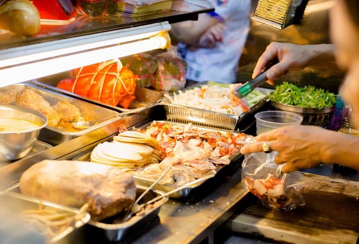 סיור ערב פרטי של מאכלי רחוב בעיר הו צ'י מין