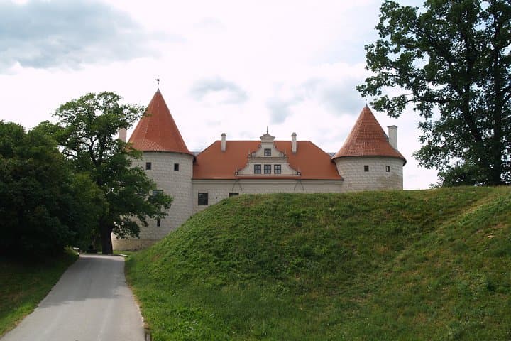 טיול קבוצתי לכניסת רונדלה, גבעת הצלבות וטירת באוסקא