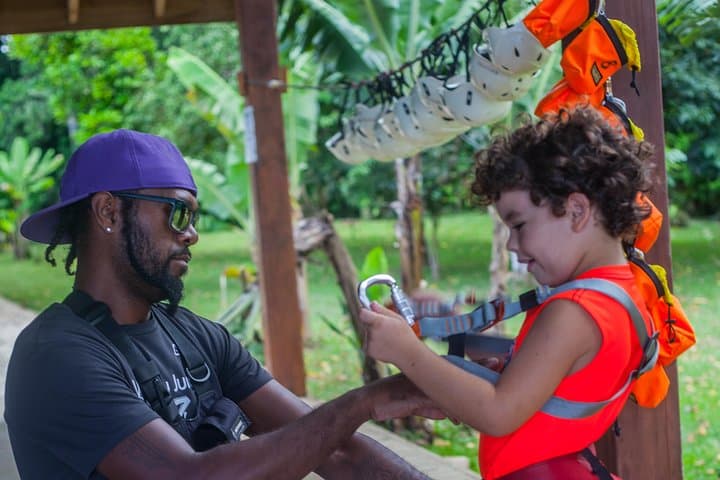 זיפליין בג'ונגל של ואנואטו עם העברות