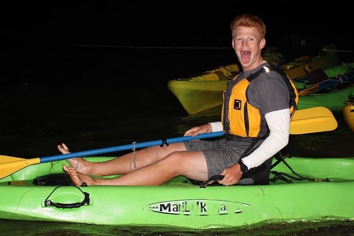 טיול הרפתקאות קיאק במפרץ הביולומינסנטי בפוארטו ריקו