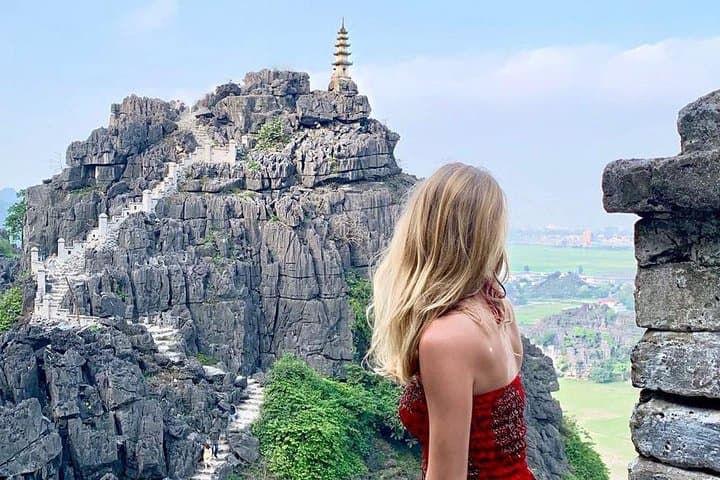 סיור יום מלא בנין בינח מהאנוי להואה לוא, טמ קוק ומערת מואה באמצעות סירה ואופניים.