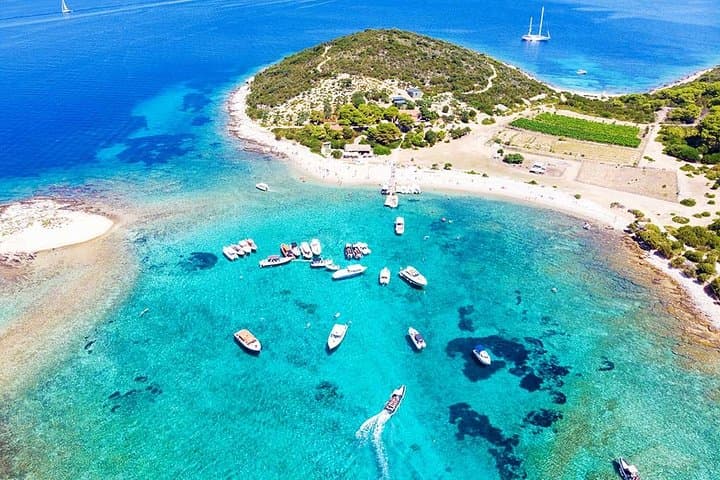 סיור קבוצתי במערת הכחולה עם שחייה ושנורקלינג מהוואר