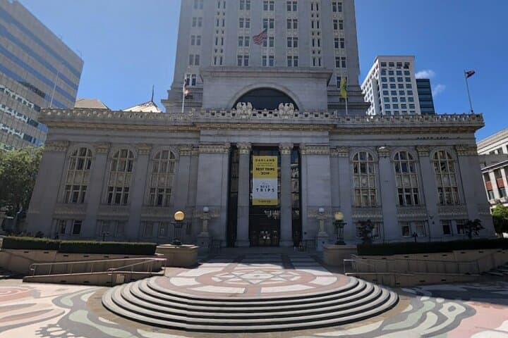 משימת אוצרות בהנחיה עצמית: קסמי אוקלנד