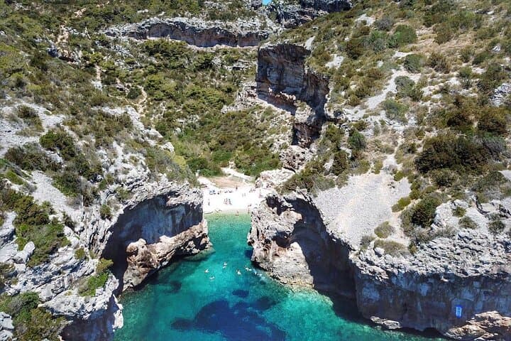 סיור סירה במערת הכ-blue ובעיר הוואר: קבוצות קטנות מספלי או בראק.