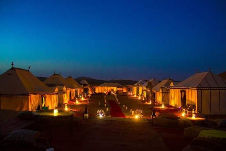 חבילת שהייה במחנה מדברי ללילה אחד (ג'יפ+גמל+היי-טי+אירוע תרבותי+ארוחת ערב+ארוחת בוקר)