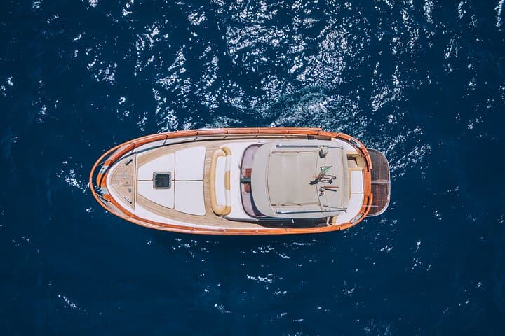 סיור יאכטות פרטי בקפרי מסורנטו, פוזיטנו או נאפולי