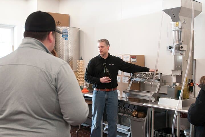 פגישה עם הייננים - סיור במחלבת היין סבן בירצ'ס