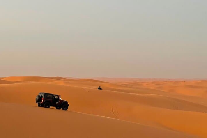 דיונות חולות אדומות עם ארוחת ערב.