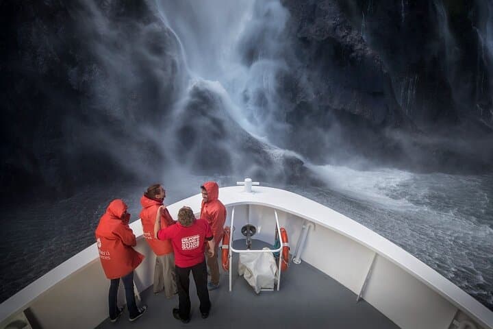 שייט במילפורד סאונד: נופים מרהיבים ופיקניק או בופה אופציונלי