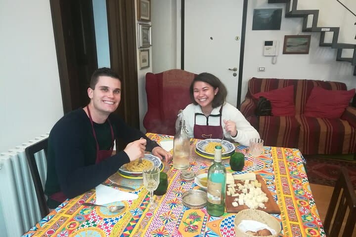 שיעור בישול בבקתת כפר סיציליאנית