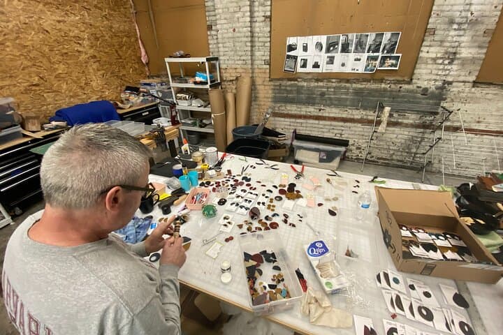 הכנת תכשיטים בקבוצה קטנה עם טעימות יין בקהנס סיטי