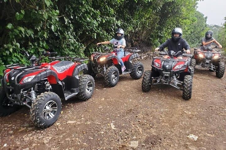 סיור מודרך ב-ATV ללה לגונה ורדה באפנקה, אל סלבדור.