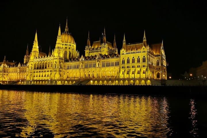 Budapest: 1-Hour Highlights Cruise with Welcome Drink