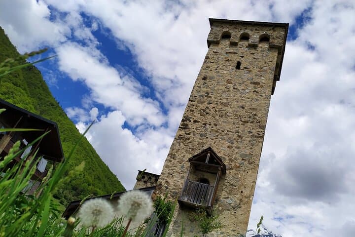 ספארי 4x4 בכפרי הרים של סוונטי, טיול מקוטאיסי.